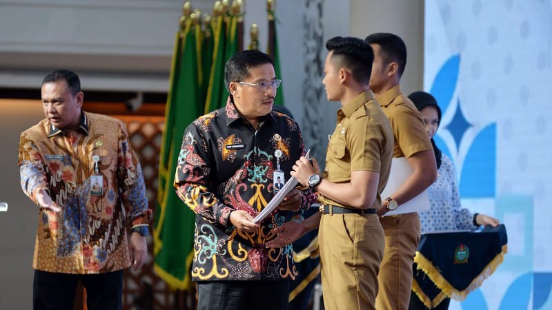 Serahkan 64 SK CPNS IPDN: Sekdaprov Sumut Tekankan Pentingnya Disiplin, Belajar dan Networking