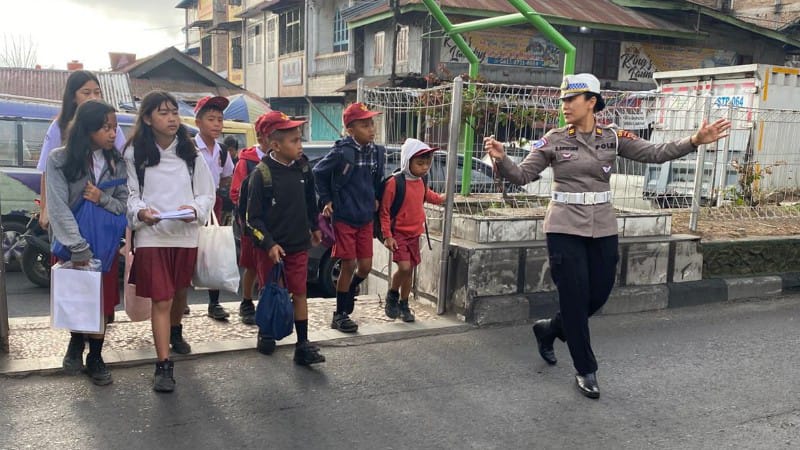 Pastikan Arus Lalin Lancar,Polsekta Berastagi Giat Rutin Strong Point Pagi