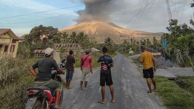 Gunung Lewotobi Laki-Laki Erupsi, Pasar Boru Diselimuti Abu: Pedagang Tetap Bertahan Demi Nafkah