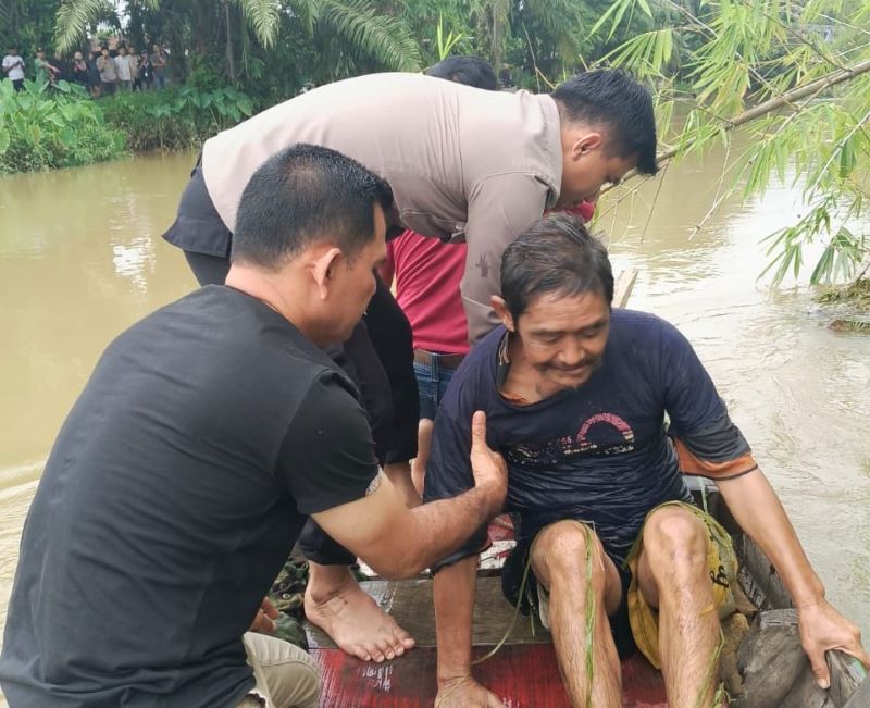 Aksi Heroik! Polisi Pangkalan Brandan Selamatkan Pria Paruh Baya yang Hanyut di Sungai Pelawi