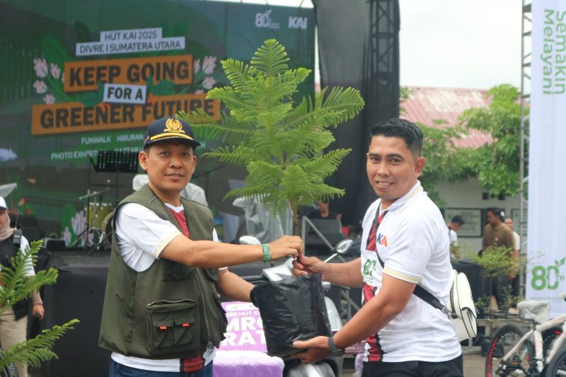 HUT ke-80, KAI Divre I Sumut Salurkan 8 Ton Beras dan Luncurkan Program Go Green