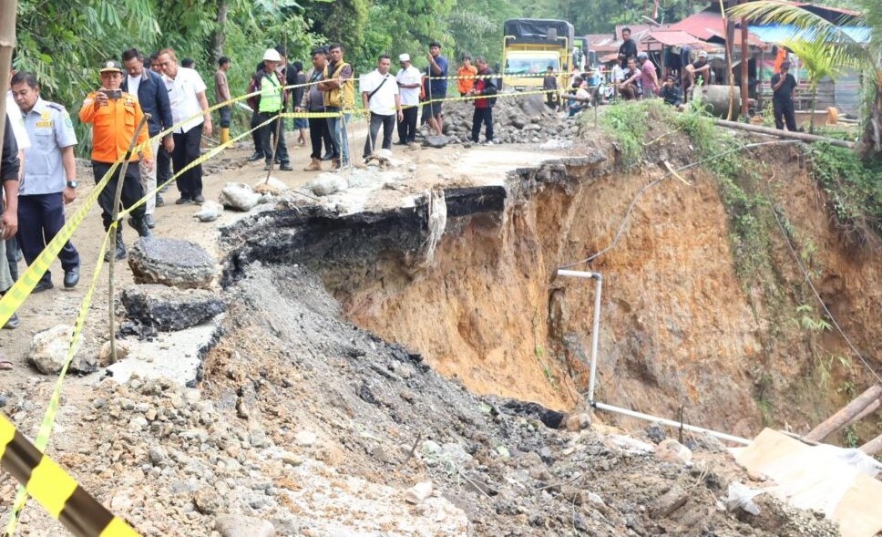 Akses Tabagsel Terancam Putus! Jalan Nasional di Sipirok Longsor Parah, Bupati Tapsel Langsung Turun ke Lokasi