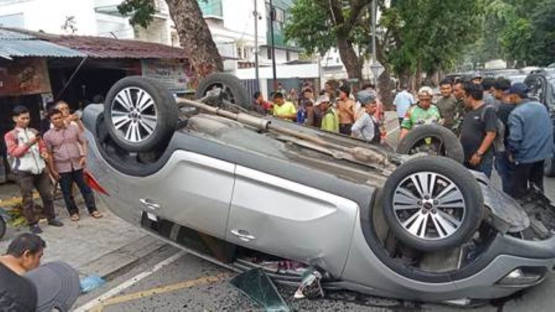 Mobil KIA Terguling di Jalan Putri Hijau Medan Barat, Dikemudikan Wanita, Beruntung Selamat