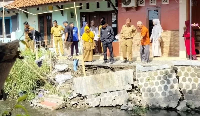 Tanggul Sungai Gung Kota Tegal Jebol, Warga Terancam Banjir Saat Musim Hujan