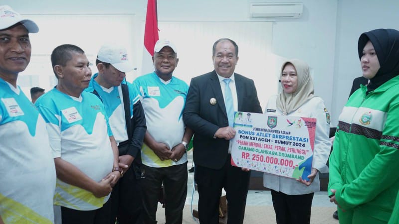 Bupati Asahan Serahkan Penghargaan kepada Insan Olahraga Berprestasi di PON Aceh-Sumut 2024