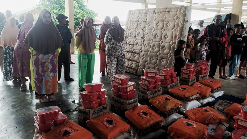 Korban Gelombang Pasang di Hajoran Tapteng Terima Bantuan Sembako dari Dinas Sosial