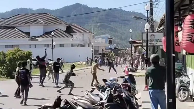 Unjuk Rasa Ribuan Warga Tapteng di DPRD Diwarnai Aksi Lempar Batu, Polisi Turunkan Water Canon