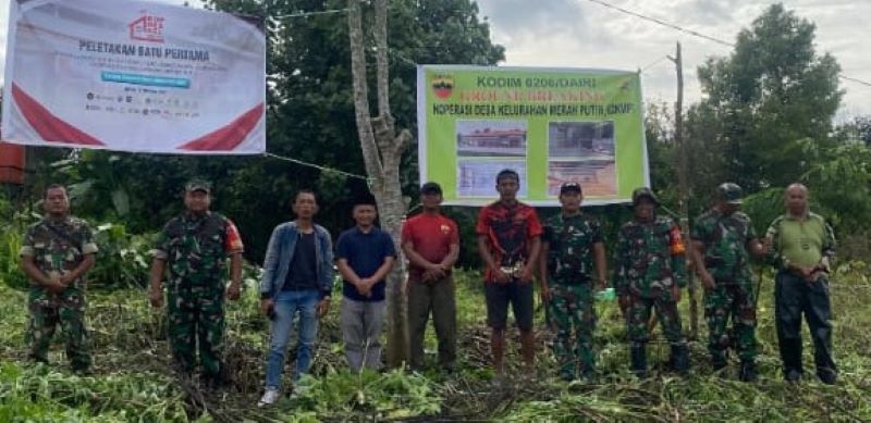 Koramil 06 Kerajaan Bersama Warga Gelar Gotong Royong Bersih-bersih Lokasi Pembangunan Kantor Merah Putih di Kuta Dame