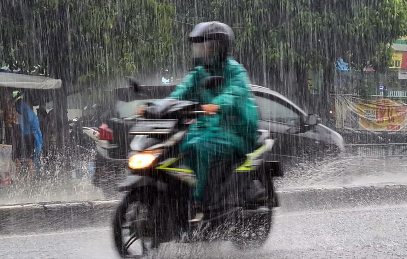 Hujan Deras Disertai Petir Guyur Medan, Sejumlah Ruas Jalan Terendam Banjir