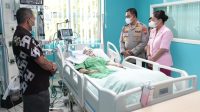 Jenguk Kapolda Sumut Irjen Whisnu Hermawan Menangis Saat Jenguk Mahasiswi Korban Tabrakan Anggota Polisi di RS Columbia Medan