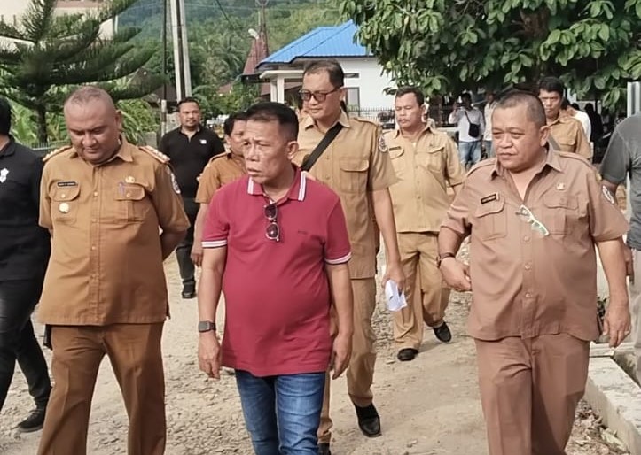 Kades Mela I Diduga Sengaja Mangkir Saat Kunjungan Bupati Tapteng, Warga Geram: “Tidak Menghargai Pimpinan!”
