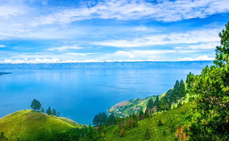 Bukit Indah Simarjarunjung: Destinasi Wisata Hits dengan Panorama Menakjubkan Danau Toba