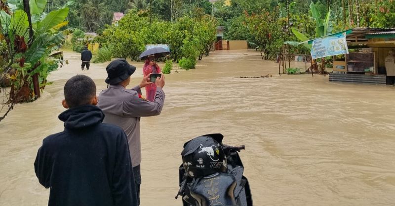 Banjir dan Longsor Terjang Taput, Polisi Gerak Cepat Evakuasi 1 Keluarga Luka-Luka di Purbatua