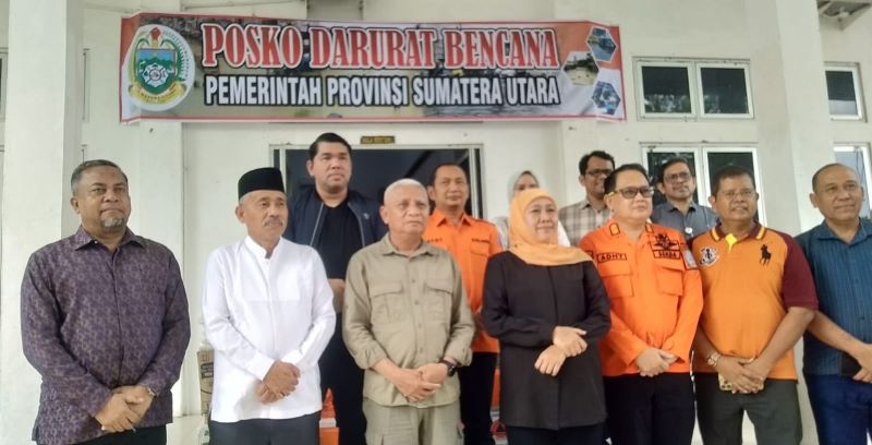 Gubernur Jatim Serahkan Bantuan Rp5 Miliar untuk Korban Banjir dan Longsor di Sumut, Komitmen Kirim Relawan dan Kapal Logistik