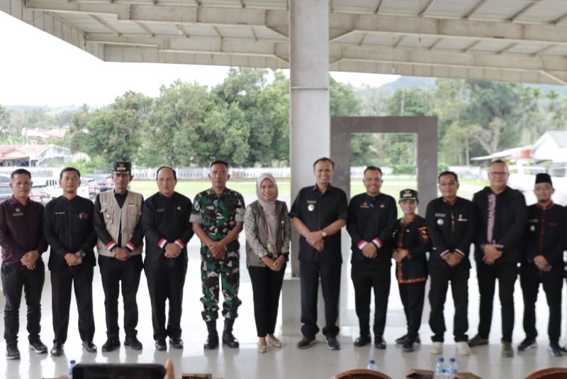 Wabup Pakpak Bharat Serahkan Bantuan Pangan: 80 Ton Beras dan 16 Ton Minyak Goreng Disalurkan untuk Warga