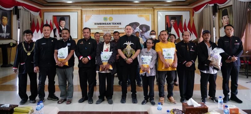 Bupati Pakpak Bharat Bagikan Bibit Jagung, Padi Gogo dan Sayuran untuk Puluhan Kelompok Tani, Dukung Asta Cita Ketahanan Pangan Nasional