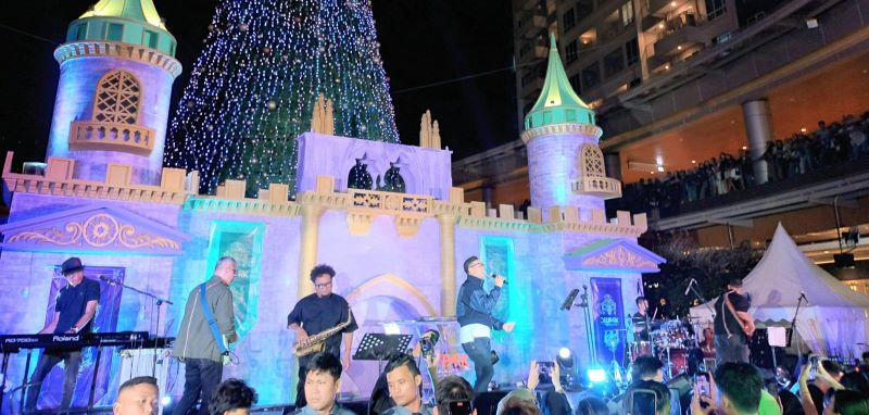 Sambut Libur Akhir Tahun, Delipark Mall Pukau Pengunjung Kemegahan Pohon Natal dan Sammy Simorangkir
