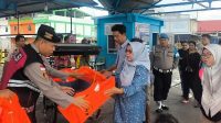 FOTO KLIK_Antisipasi Cuaca Ekstrem, Polsek Belakang Padang Imbau Nelayan Pakai Life Jacket Antisipasi Cuaca Ekstrem, Polsek Belakang Padang Imbau Nelayan Pakai Life Jacket