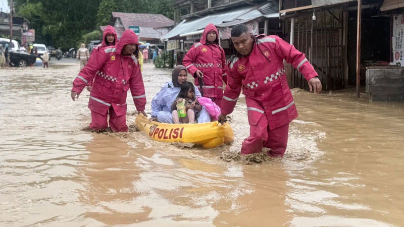 Banjir Meluas di Pidie, Polres Pidie Kerahkan Perahu Karet Evakuasi Warga