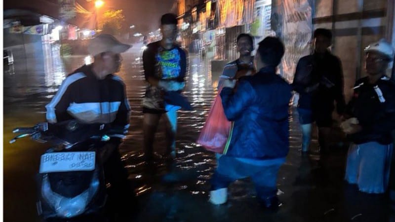 GMNI Tebingtinggi Salurkan Makan Malam untuk Warga Terdampak Banjir