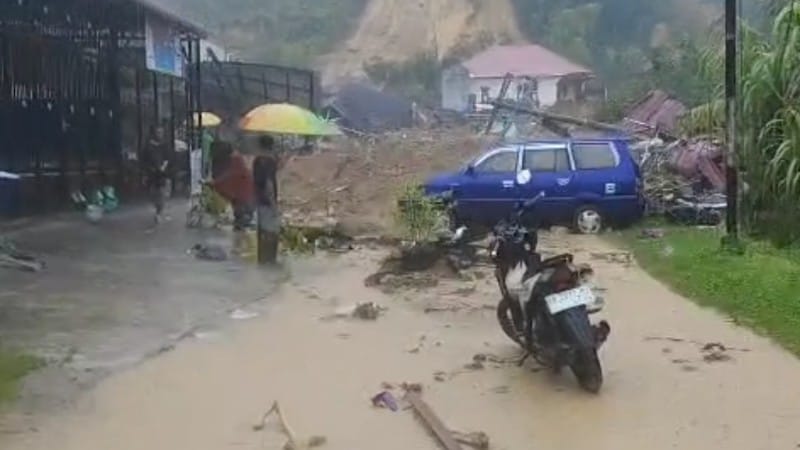 Hujan Deras Picu Banjir Bandang dan Longsor di Tapteng, 4 Tewas