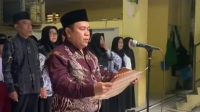 Hujan Tak Surutkan Semangat Upacara Hari Guru di Perguruan Alwashliyah Ampera II Medan