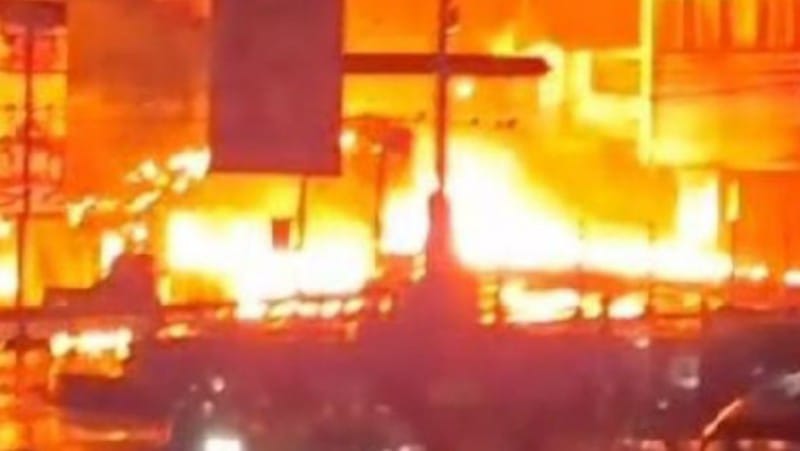 Kecelakaan Truk Tangki BBM Picu Kebakaran di Kawasan Bundaran Pasir Hayam Cianjur