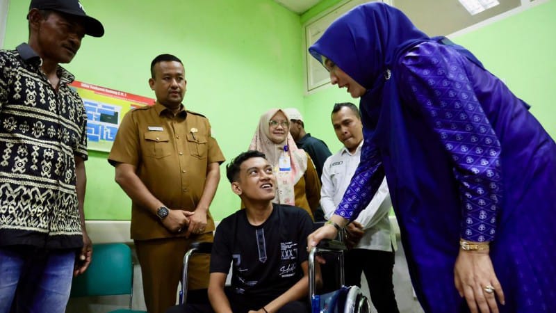 Ketua TP PKK Aceh Semangati Rahmat Akbar, Remaja Pulo Aceh yang Lumpuh Layu: “Insya Allah Sembuh Kita Neuk Ya”