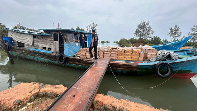 Operasi Gabungan Gerebek Aktivitas Bongkar Muat Ilegal di Batam, Petugas Sita 3 Kapal dan 3 Truk