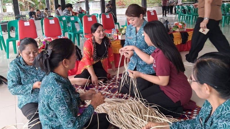 Pemkab Nias Barat Gelar Pelatihan Anyaman dan Pemasaran Digital