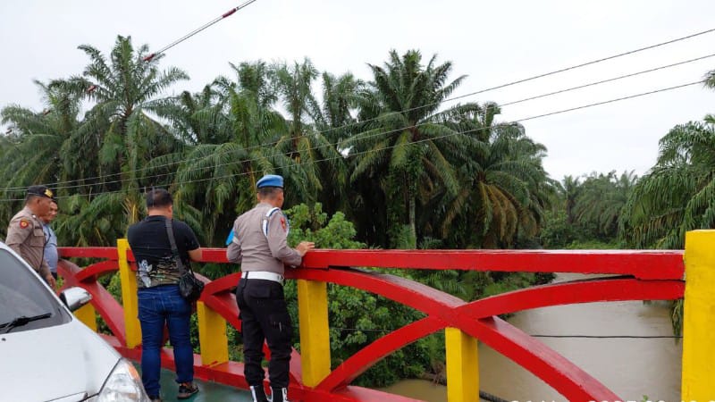 Polsek Bilah Hulu Tingkatkan Patroli Cegah Bencana Saat Hujan Deras