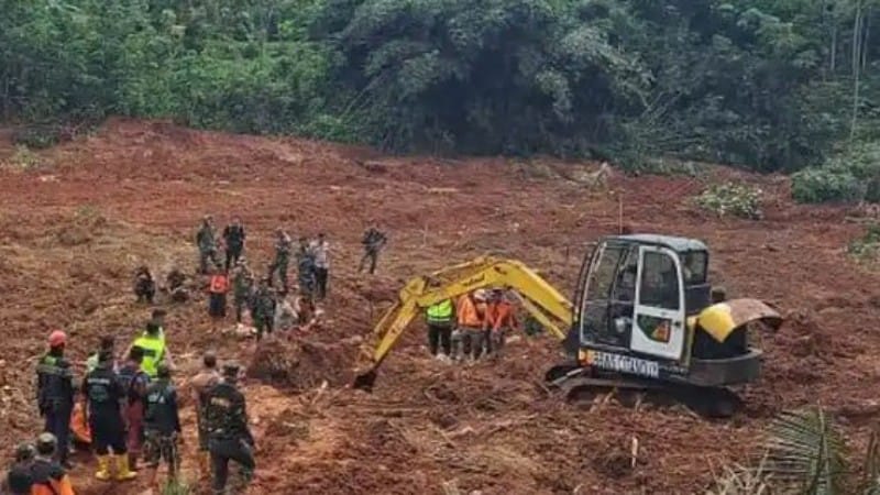SAR Temukan Tiga Korban Longsor Cibeunying, 17 Warga Masih Hilang