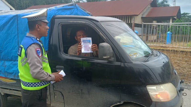 Sat Lantas Polres Labuhanbatu Intensifkan Edukasi Keselamatan Berkendara Lewat Pembagian Brosur