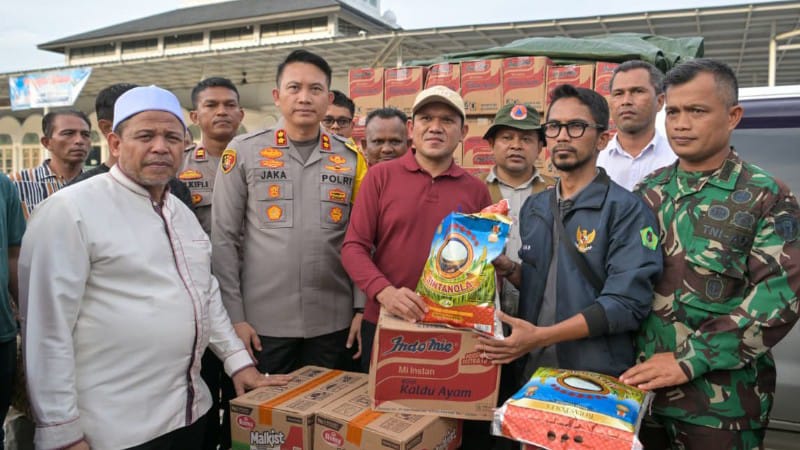 Wagub Aceh Salurkan Bantuan Masa Panik Bencana untuk Korban Banjir di Pidie