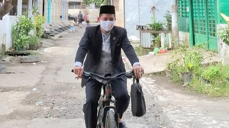 Penghulu di Medan Gowes 5 KM Demi Akad Nikah Tepat Waktu di Tengah Kelangkaan BBM