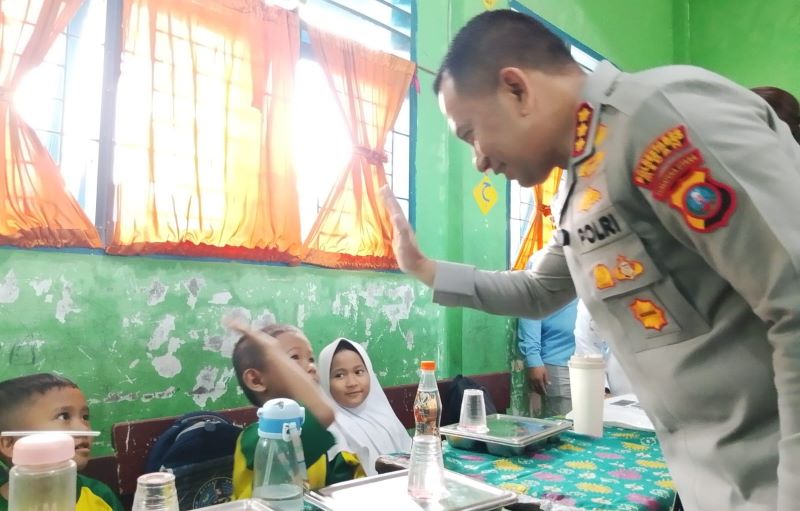 Kapolrestabes Medan Terharu Lihat Siswa SDN 106162 Bawa Pulang Makanan Bergizi untuk Keluarga