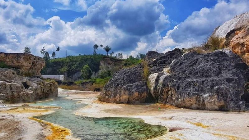 Wisata Air Panas Sipoholon Tapanuli Utara: Surga Pemandian Alami dengan Pemandangan Eksotis bak Lukisan Alam