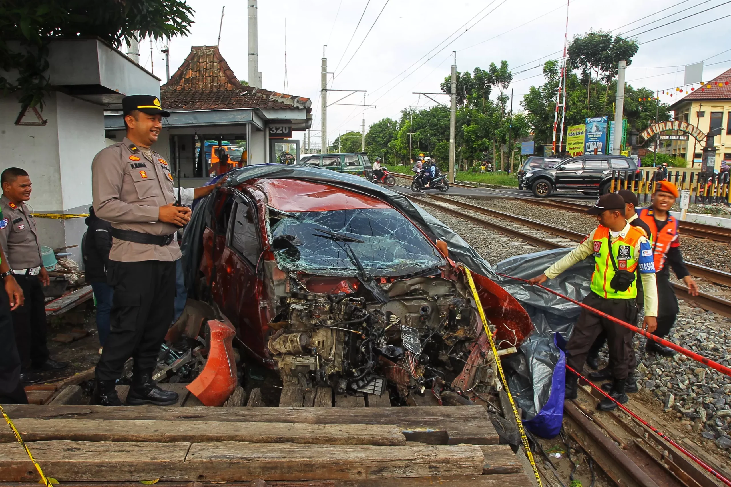 Tragedi di Sleman: KA Bangunkarta Tabrak Mobil dan Motor, 3 Tewas, 4 Luka-Luka – Diduga Palang Pintu Tak Tertutup