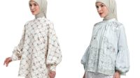 Dunia fashion muslimah terus mengalami perkembangan dari tahun ke tahun. Salah satu model busana yang tengah mencuri perhatian adalah blouse muslimah wanita dengan desain lengan balon. Pakaian ini tidak hanya menjadi pilihan gaya sehari-hari, tetapi juga merepresentasikan tren modest wear yang semakin populer di kalangan