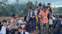 Anak Sekolah Personel Brimob Polda Sumut Antar Jemput Pelajar Pascabanjir Batang Toru, Pastikan Sekolah Tetap Berjalan