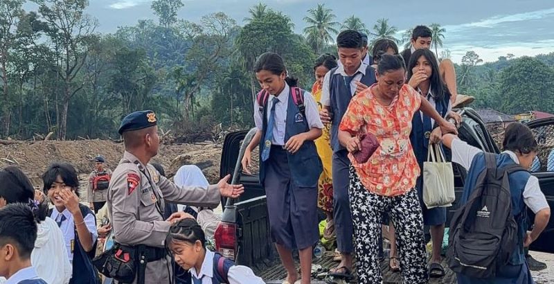 Personel Brimob Polda Sumut Antar Jemput Pelajar Pascabanjir Batang Toru, Pastikan Sekolah Tetap Berjalan