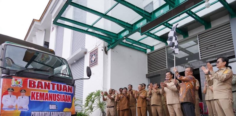 Bupati Karo Lepas Bantuan Kemanusiaan untuk Korban Bencana di Langkat, Sibolga, dan Kabupaten Tapanuli Tengah