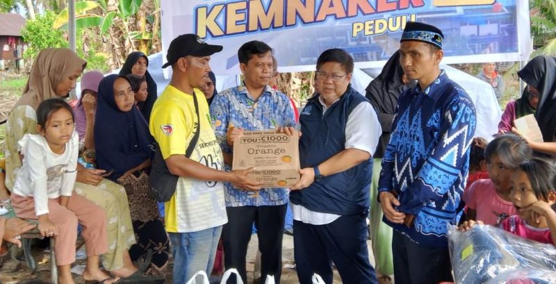 Kemnaker Salurkan Bantuan Kemanusiaan untuk Korban Banjir Aceh, Sumut, dan Sumbar