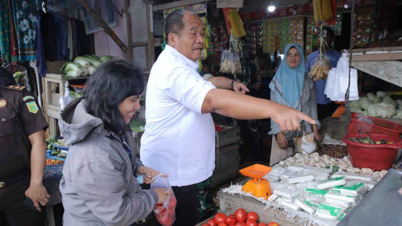 Bupati Asahan Sidak Pasar Simpang Empat, Pastikan Stok Pangan Aman Jelang Nataru 2026