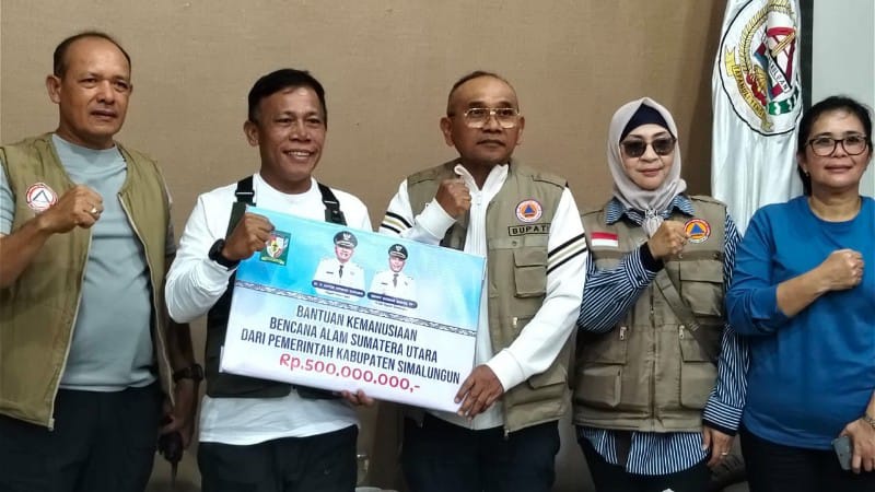 Bupati Simalungun Serahkan Bantuan Rp500 Juta untuk Korban Bencana di Tapteng