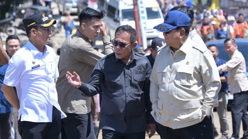 Bupati Tapteng Dampingi Presiden Prabowo Tinjau Jembatan Bailey Sungai Garoga