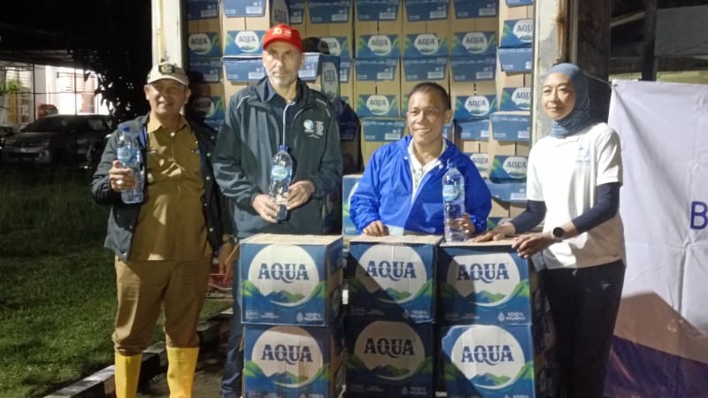 Bupati Tapteng Terima Bantuan 12 Ribu Botol Air Bersih dari Danone Indonesia