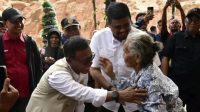 FOTO KLIK_Gubernur Sumut dan Bupati Tapteng Bawa Kado Natal untuk Anak Korban Banjir Gubernur Sumut dan Bupati Tapteng Bawa Kado Natal untuk Anak Korban Banjir
