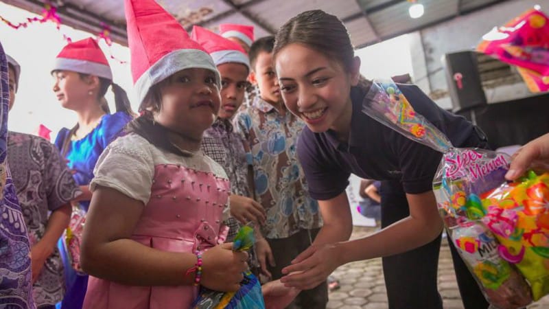Indosat Berbagi Kasih, Tebar Kehangatan Natal bagi Anak Komunitas Rentan