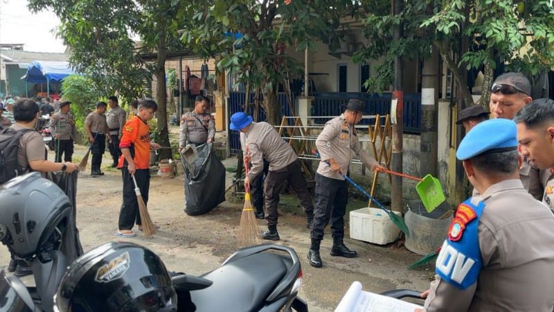 Kapolresta Barelang Pimpin Gotong Royong Bersama Warga Botania Garden